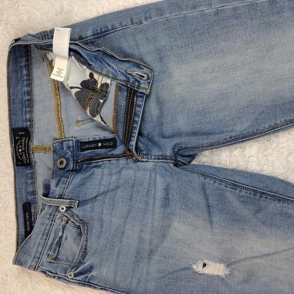 Lucky Brand Brooke Capri Blue Light Wash Mid Rise Distressed Capri Denim Jean - Picture 5 of 15